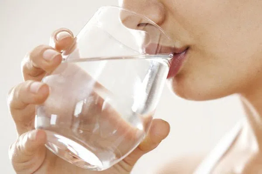 Uống đủ 2 lít nước mỗi ngày để phòng ngừa đột quỵ mùa nóng.png